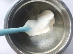 准备一个干净的容器，取一小份蛋白霜，过筛上一点点低筋面粉，搅拌均匀，剩下的蛋白霜放冰箱冷藏备用，预热烤箱160度
