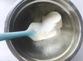 准备一个干净的容器，取一小份蛋白霜，过筛上一点点低筋面粉，搅拌均匀，剩下的蛋白霜放冰箱冷藏备用，预热烤箱160度
