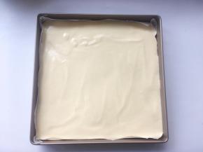 用刮刀先将边角填满，之后再将面糊的表面刮平整
