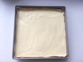 用刮刀先将边角填满，之后再将面糊的表面刮平整
