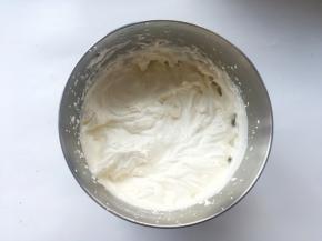 淡奶油加糖粉打发出清晰纹路，冰箱冷藏
