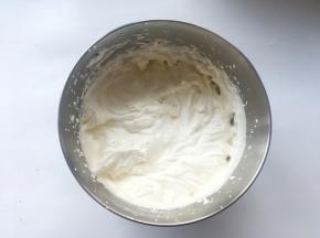 淡奶油加糖粉打发出清晰纹路，冰箱冷藏
