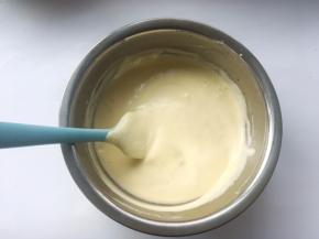 之后将翻拌均匀的面糊倒回蛋白霜中，继续翻拌均匀
