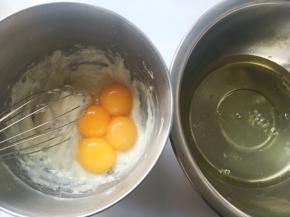 分离鸡蛋，蛋白打至干净的容器内，蛋黄加入到面糊中
