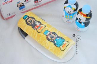 切掉两侧的边缘，之后将米奇跟米妮对切开，萌萌的米奇米妮蛋糕卷就做好啦