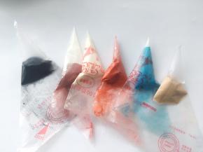 将面糊分成6份，分别调成红、黑、白、蓝、咖红色跟肉色，之后将调好的面糊装入裱花袋
