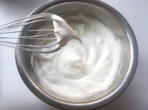 蛋白加几滴柠檬汁，分次加入细砂糖将蛋白打发至湿性发泡，打蛋器提起有个长长的尖，但不滴下来