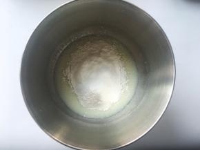 过筛低筋面粉，用蛋抽画Z字将面糊搅拌均匀
