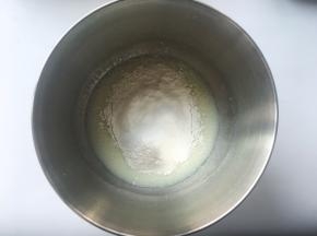 过筛低筋面粉，用蛋抽画Z字将面糊搅拌均匀

