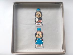 之后将烤盘入烤箱烘烤1分钟，给米奇定一下形状，烘烤后取出烤盘，放一旁降温
