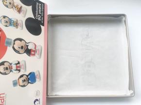 准备一张比烤盘大一点的油纸，选两个喜欢的米奇米妮的图案画在油纸中间，两个图案之间要间隔一点点距离，之后将油纸铺在烤盘内，画画的一面朝下
