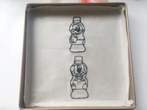 先用黑色勾出米奇跟米妮的外框跟内部的线条
