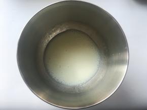 玉米油加牛奶用蛋抽快速搅拌至乳化状态
