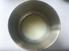 玉米油加牛奶用蛋抽快速搅拌至乳化状态

