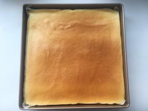 出炉取出烤盘降温，趁热将蛋糕片从烤盘内取出，揭掉四周的油纸，放到晾晒网上降温
