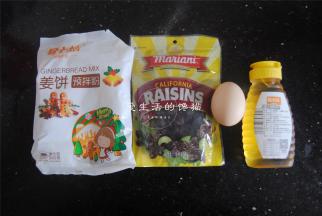 准备好材料，没有蜂蜜可以用做月饼的金黄糖浆代替。