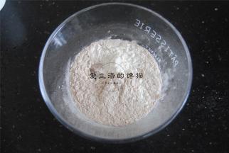 姜饼预拌粉倒入大碗内。