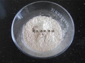 姜饼预拌粉倒入大碗内。
