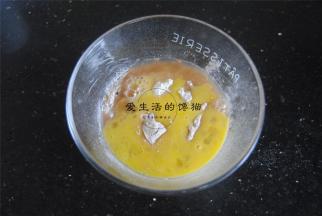 加入蛋液和蜂蜜，用手抓匀至无干粉状态。