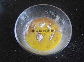 加入蛋液和蜂蜜，用手抓匀至无干粉状态。