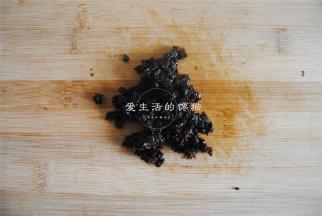 用朗姆酒浸泡好的葡萄干切碎，倒入揉好的面里面。