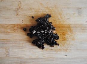 用朗姆酒浸泡好的葡萄干切碎，倒入揉好的面里面。
