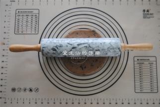 取出面团用擀面杖擀开成0.3MM的片。，放入冰箱冷藏半小时。