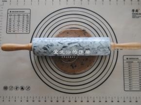 取出面团用擀面杖擀开成0.3MM的片。，放入冰箱冷藏半小时。