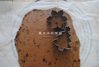 这时候是硬的状态，取出用饼干模刻出想要的模型即可。