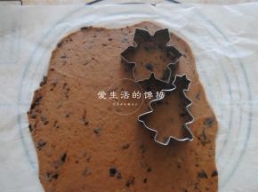 这时候是硬的状态，取出用饼干模刻出想要的模型即可。