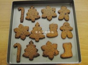 放入烤盘里面，放入预热好的烤箱175度烤制12分钟即可。