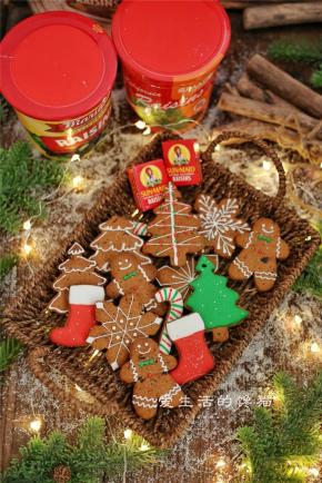 出炉放凉后，把糖霜调好后用裱花袋挤上饼干做造型，干透后即可。是不是很漂亮呢~