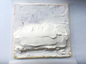 冰箱取出冷藏的淡奶油，抹在蛋糕卷上，靠近自己的这边多一些
