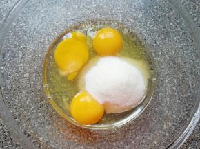 鸡蛋打入盆里，加入细砂糖搅拌均匀。