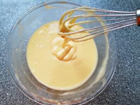 搅拌至顺滑状，如图。
烤箱上下管170度预热。