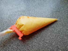 搅拌好的蛋糊装入裱花袋，用夹子夹好口。