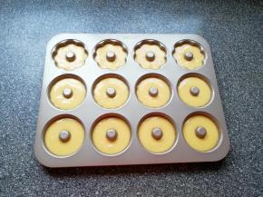  模具里面涂上一层黄油防粘，将蛋糊挤入模具，8分满即可。