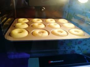 这是烤了12分钟的甜甜圈，香味已经出来了。