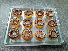 将巧克力放在小碗里隔水融化，拿起甜甜圈轻轻蘸一下，迅速撒上糖珠，自然晾干即可。