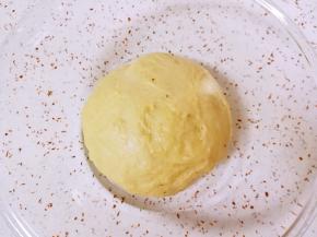 和好的面团从面包机里面取出，整好形放入玻璃盆，盖上保鲜膜发酵一个半小时(家里有暖气，室温27-28度)。