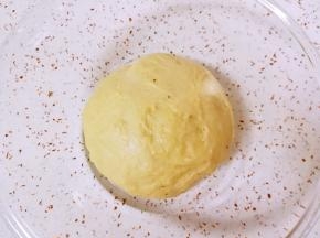 和好的面团从面包机里面取出，整好形放入玻璃盆，盖上保鲜膜发酵一个半小时(家里有暖气，室温27-28度)。
