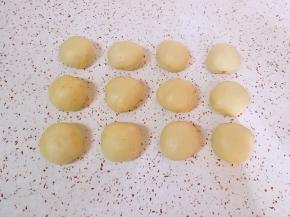 将发酵好的面团用手掌拍扁，排出气体，分成大小一致的12份，盖上保鲜膜静置15分钟让面团松弛。