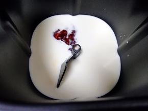 面包机内加入牛奶、蛋液和果酱。