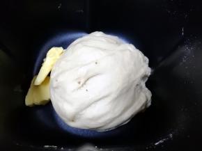 十五分钟以后，面团和好了，加入软化好的黄油，继续“自动和面”十五分钟。