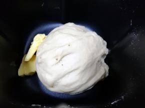 十五分钟以后，面团和好了，加入软化好的黄油，继续“自动和面”十五分钟。