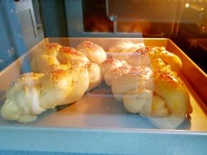 面包送入预热好的烤箱，上下管165度烤20分钟，上色以后盖上锡纸。