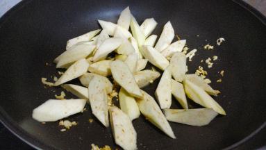 倒入茄子