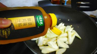 倒入太太乐鲜鸡汁、酱油