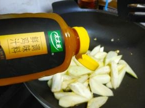 倒入太太乐鲜鸡汁、酱油