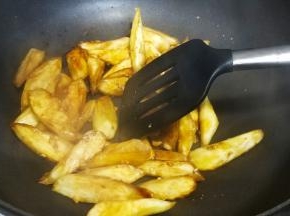 翻炒均匀，倒1勺子水的量快速翻炒均匀